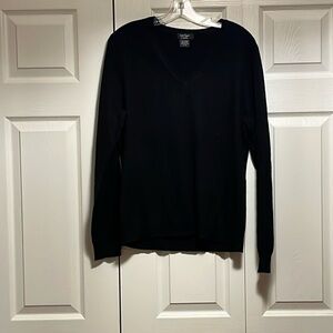 Lord & Taylor women’s cashmere v-neck sweater - black color - XL - gently worn